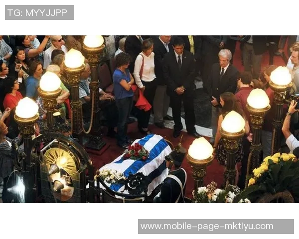 阿根廷全队球员佩戴黑色袖标悼念已故博卡主帅鲁索的感人时刻 阿根廷全队球员佩戴黑色袖标悼念已故博卡主帅鲁索的感人时刻